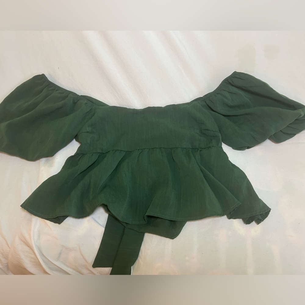 Francesca's Collections Green Ruffled Puff Sleeve Blouse